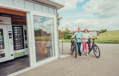 Radfahrer vor Eisautomaten | HeilbronnerLand | © Touristikgemeinschaft HeilbronnerLand