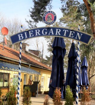 Biergarten-Schild vor dem Restaurant