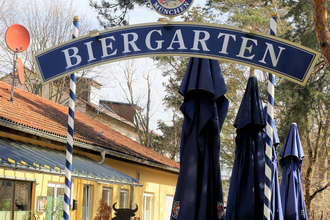 Biergarten-Schild vor dem Restaurant