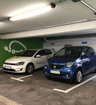 Zwei PKW an Elektroladesäulen im Parkhaus Grabengasse | © Stadtwerke Sinsheim