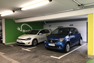 Zwei PKW an Elektroladesäulen im Parkhaus Grabengasse | © Stadtwerke Sinsheim