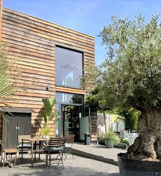 Eingang und Holzfassade des Cafés