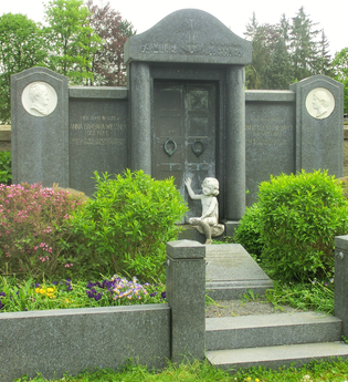 Prächtiges Grabmal mit bronzener Himmelstür und einem davorsitzenden kleinen Engel | © Stadt Eppingen