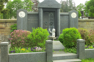 Prächtiges Grabmal mit bronzener Himmelstür und einem davorsitzenden kleinen Engel | © Stadt Eppingen