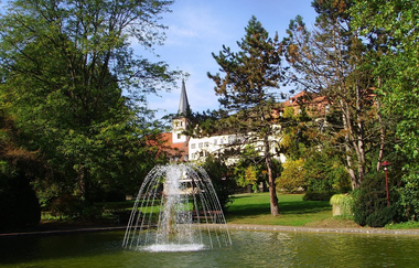 Im Schlosspark sprudelt Wasser aus einer Fontäne | © Touristikgemeinschaft Hohenlohe e. V. | Stadt Ingelfingen