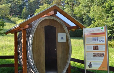 Aufnahme einer Station mit Holzfass des Hilsbacher Erlebniswegs | © Stadtverwaltung Sinsheim