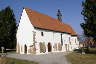 Seitlicher Blick auf die Totenkirche Neckarbischofsheim mit Grabsteinen | © Stadt Neckarbischofsheim