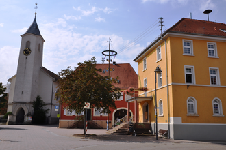 Blick auf den Marktplatz und die evangelische Kirche | © Gemeinde Eschelbronn