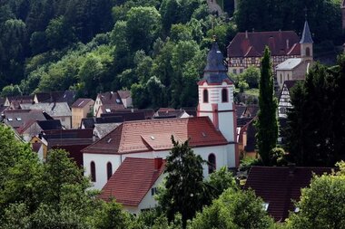 Blick auf Neidenstein und die ev. Kirche | © Frau Uschi Halter
