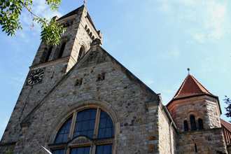 Zu sehen ist der obere Teil der Peterskirche über dem Hauptportal. | © TI Weinheim