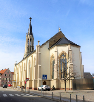 Außenansicht der evangelischen Stadtkirche bei der Drehscheibe
