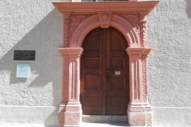 Eingang der Kirche mit Sandsteinportal | © Jasmin Wolf