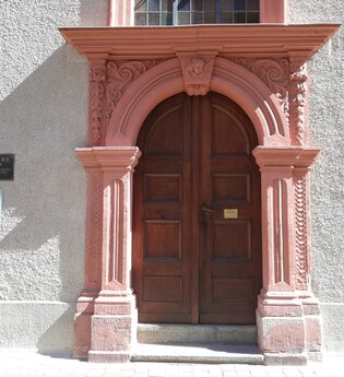 Eingang der Kirche mit Sandsteinportal | © Jasmin Wolf