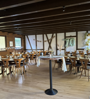 Festlich dekorierter Saal für Feierlichkeit | © Eventlocation Birkenhof