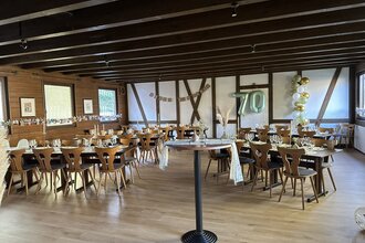 Festlich dekorierter Saal für Feierlichkeit | © Eventlocation Birkenhof