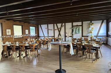 Festlich dekorierter Saal für Feierlichkeit | © Eventlocation Birkenhof