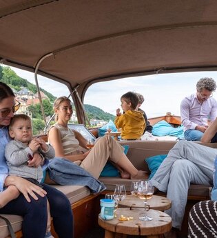 Bootstour Familie auf dem Neckar in historischen Holzbooten | © River Boat Heidelberg