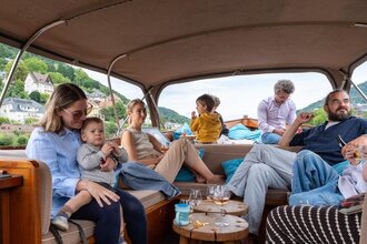 Bootstour Familie auf dem Neckar in historischen Holzbooten | © River Boat Heidelberg