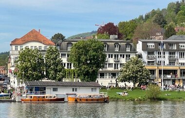 Aussicht auf Neuenheim vom historischen Holzboot | © River Boat Heidelberg