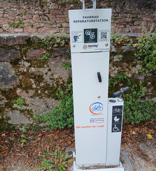 Säule für kleinere Reparaturen am Bike in Neckarsteinach | © Touristikgemeinschaft Odenwald e.V.