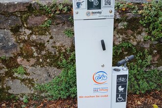 Säule für kleinere Reparaturen am Bike in Neckarsteinach | © Touristikgemeinschaft Odenwald e.V.