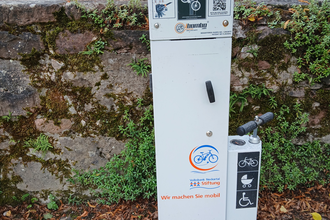 Säule für kleinere Reparaturen am Bike in Neckarsteinach | © Touristikgemeinschaft Odenwald e.V.