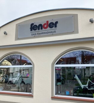 Außenansicht mit Schaufenster des Fahrradhauses