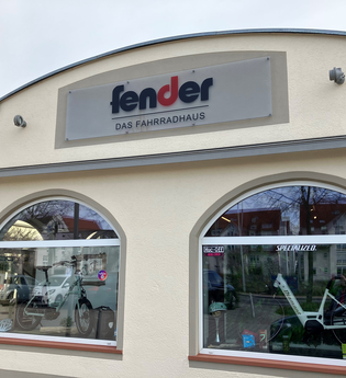 Außenansicht mit Schaufenster des Fahrradhauses