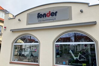 Außenansicht mit Schaufenster des Fahrradhauses