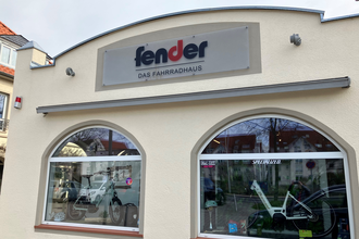 Außenansicht mit Schaufenster des Fahrradhauses