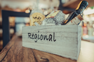 Schmuckbild Direktvermarkter & Hofläden HeilbronnerLand | Holzkiste mit Aufschrift "Regional" | © Touristikgemienschaft HeilbronerLand