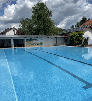 Blick auf das Becken des Freischwimmbades in Buch. | © Gemeinde Ahorn