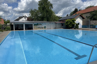 Blick auf das Becken des Freischwimmbades in Buch. | © Gemeinde Ahorn
