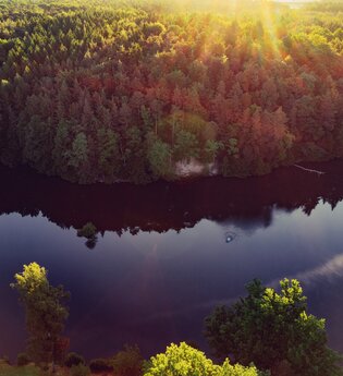Finsterroter See aus der Vogelperspektive im Sonnenuntergang | © Touristikgemeinschaft HeilbronnerLand e.V.