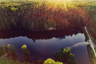 Finsterroter See aus der Vogelperspektive im Sonnenuntergang | © Touristikgemeinschaft HeilbronnerLand e.V.