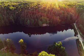 Finsterroter See aus der Vogelperspektive im Sonnenuntergang | © Touristikgemeinschaft HeilbronnerLand e.V.