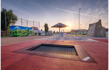 In rotem Boden eingelassenes Trampolin im Abendlicht | © Stadt Sinsheim