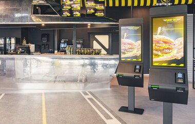Theke und Bestellterminals des Flight Deck | © Technik Museum