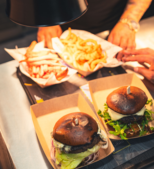 Zwei Burger mit Pommes in Pappschachtel | © Technik Museum
