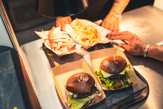 Zwei Burger mit Pommes in Pappschachtel | © Technik Museum