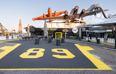 Haupteingang Restaurant Flight Deck mit Flugzeugen auf dem Dach | © Technik Museum