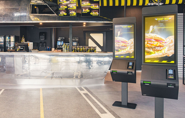 Theke und Bestellterminals des Flight Deck | © Technik Museum