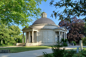 Frasch Mausoleum - Rotunde aus hellem Stein mit dunkelgrauer Kuppel und Laterne, zwei Portikus mit je vier Säulen, umgeben von Rasen und Bäumen | © Petra Natzkowksi