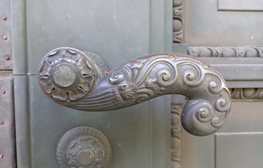 alte gusseiserne Türklinke am Frasch Mausoleum | © Petra Natzkowski