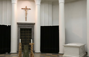Innenraum des Frasch Mausoleums - mit Kreuz und Sarkophag | © Petra Natzkowski