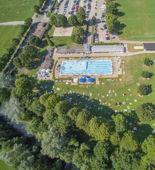 Luftaufnahme von einem Freibad | © Jens Hackmann