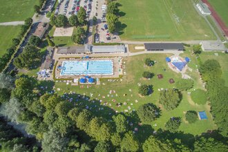 Luftaufnahme von einem Freibad | © Jens Hackmann
