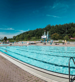 Blick auf das Schwimmbecken des Freibads | © Stadtwerke Crailsheim