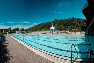 Blick auf das Schwimmbecken des Freibads | © Stadtwerke Crailsheim
