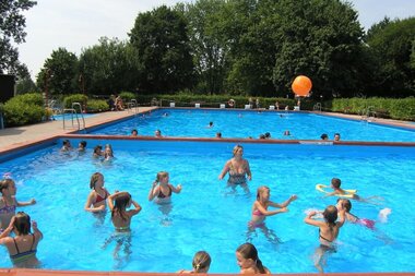Im Freibad tummeln sich Personen | © Touristikgemeinschaft Hohenlohe e. V. | Stadt Öhringen